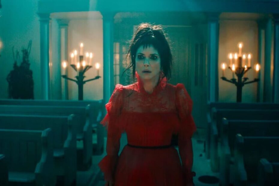A atriz Winona Ryder alcançou um marco impressionante em sua carreira ao ultrapassar a marca de 1 bilhão de dólares em arrecadação de bilheteira mundial como atriz principal. Essa conquista é o resultado do sucesso do filme "Beetlejuice Beetlejuice", que estreou em 6 de setembro de 2024 e rapidamente se tornou um sucesso nas bilheteiras. O filme, uma sequência do clássico de Tim Burton de 1988, segue Beetlejuice, um fantasma travesso, em suas confusões no mundo dos vivos após ser acidentalmente convocado por uma nova família. Winona Ryder alcança novo marco de bilheteira com Beetlejuice