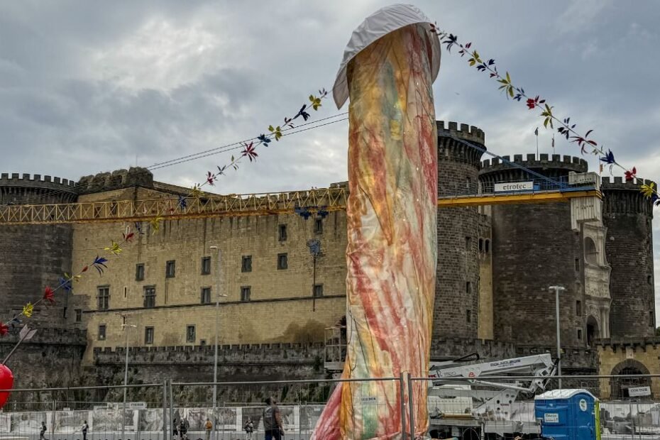 A escultura provocativa de Gaetano Pesce em Napoli