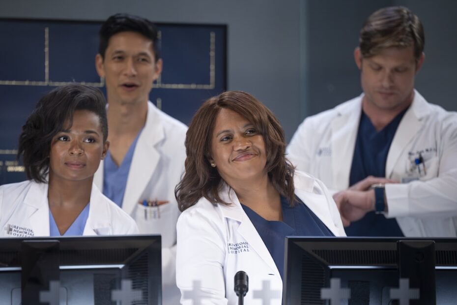 Na última episódio de Grey's Anatomy, intitulado "You Make My Heart Explode", a série surpreendeu os espectadores com um enredo angustiante. Na trama, Levi e Lucas foram chamados para realizar um transporte de emergência de uma menina chamada Ofelia, que havia sofrido um grave acidente com um trator. À medida que a situação de Ofelia se agravava, eles enfrentaram condições climáticas adversas que exigiram um pouso de emergência. A Reviravolta de Grey's Anatomy: Entre o Sangue e a Salvação Matrimonial