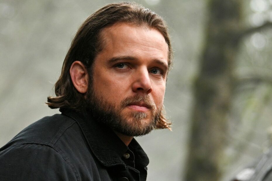 A terceira temporada de "Fire Country" está aquecendo os ânimos com seu terceiro episódio intitulado "Welcome to the Cult", que vai ao ar no dia 1º de novembro. Neste episódio, Bode (interpretado por Max Thieriot) enfrenta um dia importante: seu primeiro treinamento como bombeiro. Para surpreendê-lo, seu avô, Walter (Jeff Fahey), faz uma visita inesperada. Bode Recebe Visita Inesperada na Nova Temporada de Fire Country
