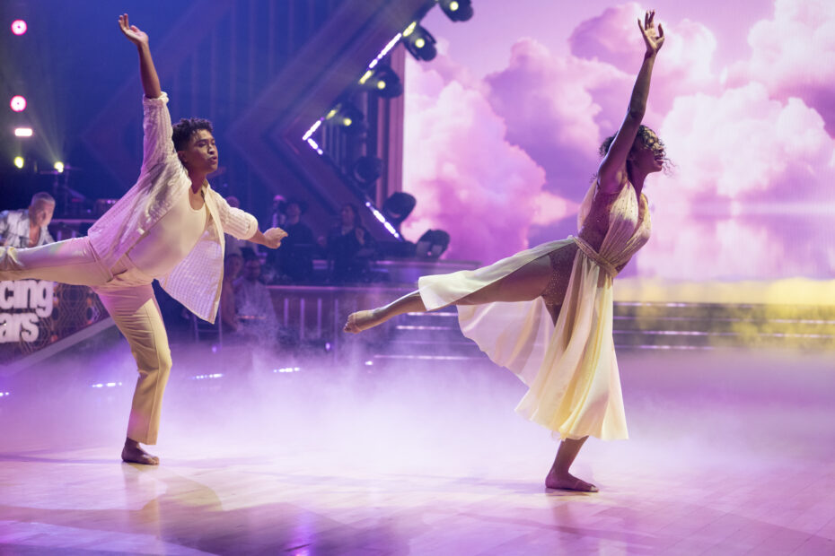 Na quinta semana do reality show "Dancing with the Stars", realizada no dia 15 de outubro de 2024, os participantes prestaram homenagens especiais a pessoas queridas durante a "Noite de Dedicação". Em um ambiente emocional, o programa viu lágrimas e performances memoráveis, destacando a dedicação dos competidores. Dança e Emoção Marcam a Noite de Homenagens no Programa
