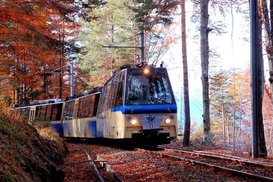 O Treno do Foliage 2024 promete oferecer aos passageiros uma experiência única através das cores do outono. A viagem, que acontece entre Domodossola, na Itália, e Locarno, na Suíça, inicia no dia 12 de outubro e vai até 17 de novembro. Para quem deseja embarcar nessa aventura, é recomendável fazer a reserva com antecedência, já que a demanda costuma ser alta. Desfrute do Foliagem: Viagem de Trem entre Cores de Outono