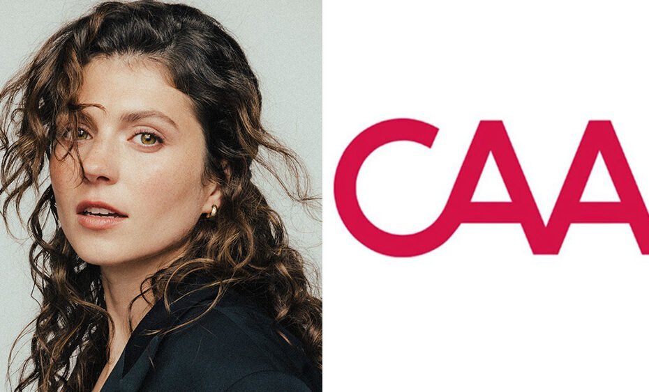 Emily Bader assina contrato com a CAA e avança na carreira