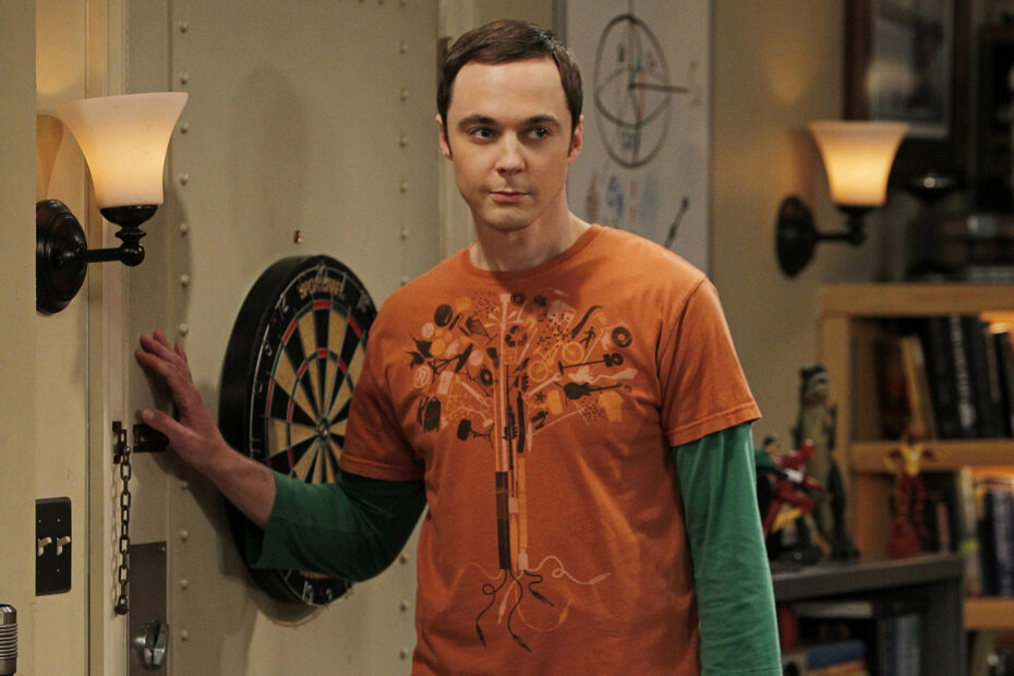 Jim Parsons fala sobre a possibilidade de retornar ao papel de Sheldon Cooper em "The Big Bang Theory". A série e seu spin-off, "Young Sheldon", conquistaram uma grande base de fãs, mantendo-se populares mesmo em uma era de streaming onde muitos programas têm vida curta. Com as duas produções concluídas, surge a pergunta se Parsons estaria disposto a reviver o icônico personagem. Jim Parsons fala sobre retorno ao papel de Sheldon Cooper