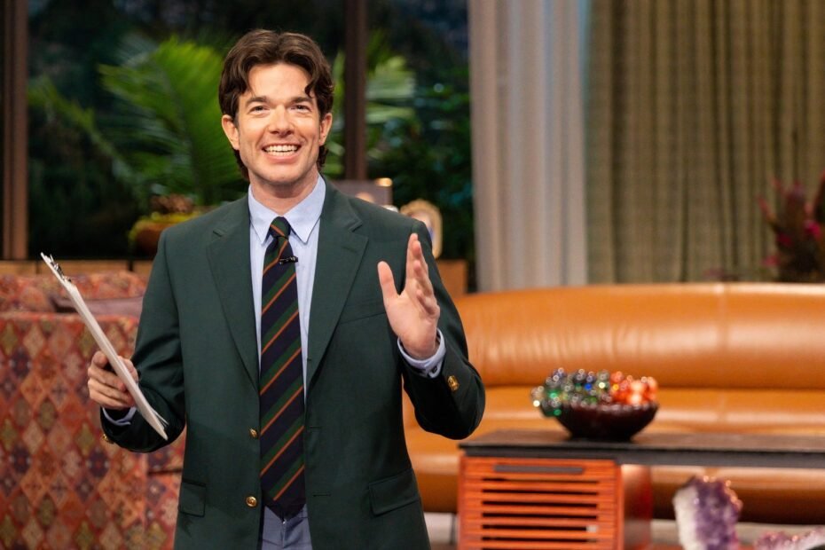 John Mulaney inaugura talk show ao vivo na Netflix