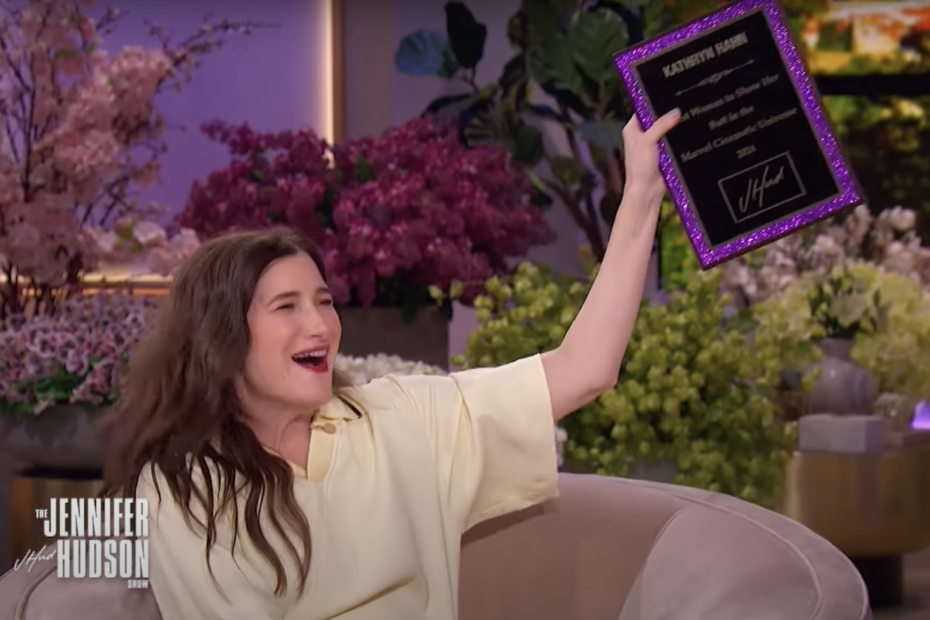 Kathryn Hahn celebra a sua "estreia" em cena de nudez no MCU no programa de Jennifer Hudson: "É como se eu tivesse pisado na lua!"