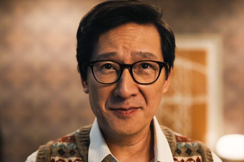Ke Huy Quan está de volta aos cinemas com "Love Hurts", uma comédia de ação que promete surpreender o público. A Universal Pictures lançou um novo trailer e pôster do filme, que está agendado para estrear nos cinemas dos Estados Unidos em 7 de fevereiro de 2025. Nesta nova produção, Quan interpreta Marvin Gable, um dos corretores mais bem-sucedidos do setor. No entanto, sua vida tranquila é desafiada quando ele é confrontado por assassinos que revelam um obscuro passado de crimes. Ke Huy Quan brilha em ação no novo filme 'Love Hurts'