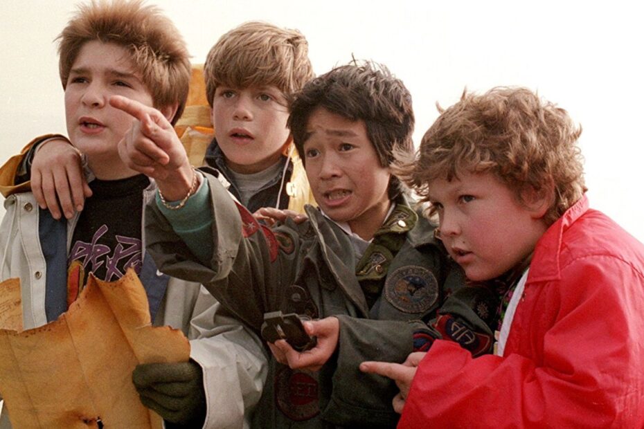 Ke Huy Quan traz novidades emocionante sobre um tão aguardado reencontro dos Goonies. No seu novo filme, "Love Hurts", o ator vencedor do Oscar assume pela primeira vez o papel de protagonista em uma comédia de ação. Este projeto não apenas apresenta um novo desafio em sua carreira, mas também representa um reencontro com antigos colegas de "Os Goonies", 40 anos após a icônica produção dos anos 80. Em uma entrevista, Quan revelou detalhes de como a nova filmagem trouxe Data e Mikey de volta às telas. Ke Huy Quan Fala Sobre Reunião Com Atores De Goonies