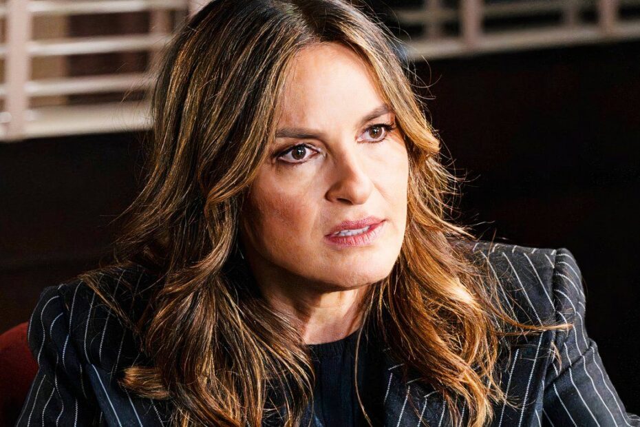 Mariska Hargitay, a famosa atriz que interpreta a detetive Olivia Benson em "Law & Order: Special Victims Unit", compartilhou suas reflexões sobre seu futuro na série, enquanto se prepara para sua 26ª temporada. Hargitay começou sua jornada como detetive na série em 1999, e desde então, sua personagem evoluiu para o cargo de capitã do departamento. Isso despertou a curiosidade dos fãs sobre quando ela decidirá deixar esse papel icônico. Mariska Hargitay fala sobre futuro como Olivia Benson em SVU