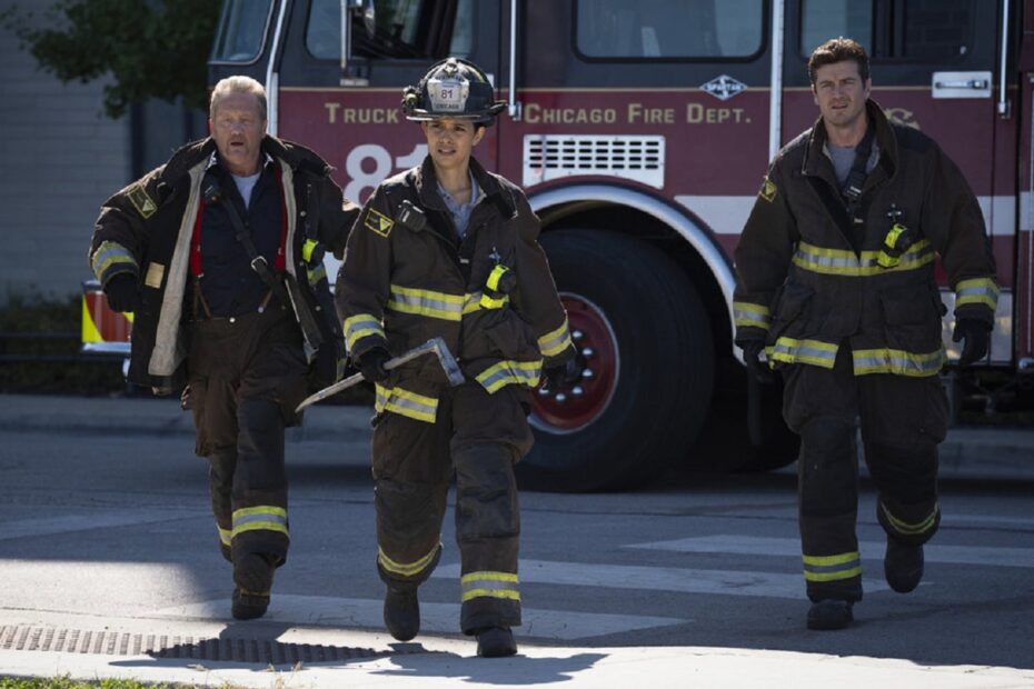 **Chicago Fire apresenta mudanças no elenco de caminhões e motores** Mudanças no Elenco do Chicago Fire: Surpresas à vista!