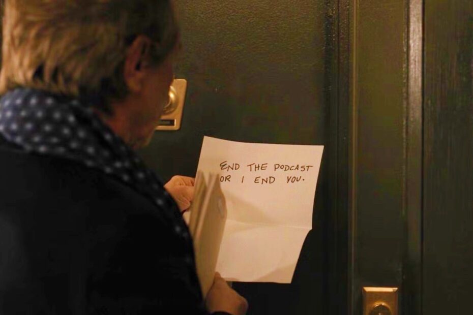 A série "Only Murders in the Building" finalizou sua quarta temporada, mas deixou os fãs com mais perguntas do que respostas. Embora o assassinato de Sazz Pataki, interpretado por Jane Lynch, tenha sido resolvido pela trinca central formada por Charles-Haden Savage (Steve Martin), Oliver Putnam (Martin Short) e Mabel Mora (Selena Gomez), outras questões permanecem sem solução. A revelação de que Marshall P. Pope (Jin Ha), o roteirista da adaptação cinematográfica da série, assassinou Sazz após roubar seu trabalho adicionou uma camada de complexidade, mas a trama principal envolvendo um mistério não resolvido se intensificou. O Mistério que Intriga em "Only Murders in the Building"