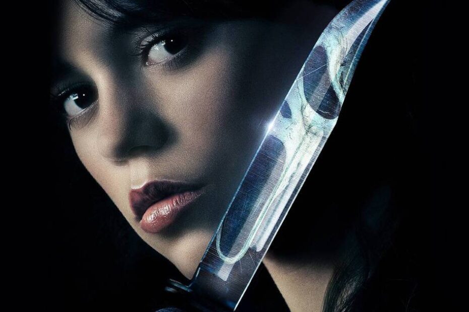 O Dia das Bruxas está se aproximando, e com isso, muitos amantes do cinema se preparam para celebrar a data assistindo a filmes de terror, especialmente os do gênero slasher. Estes filmes são marcados por suas histórias de assassinos que usam armas como facas e machados para perseguir suas vítimas, criando um clima de suspense e tensão. Onde assistir a filmes de terror para o Halloween