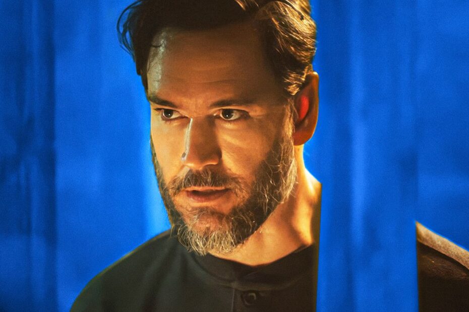A segunda temporada de "Found" estreou em 3 de outubro de 2023 e traz à tona referências literárias que podem indicar um futuro sombrio para seus personagens. O vilão principal, Sir, interpretado por Mark-Paul Gosselaar, é um ex-professor de inglês que se torna sequestrador e stalker, movido por uma obsessão por literatura clássica. A narrativa da série já fez alusão a obras como "Macbeth" de Shakespeare e "Jazz" de Toni Morrison, além de mencionar "Romeu e Julieta" na nova temporada. Referência a Paraíso Perdido em Found e suas implicações.