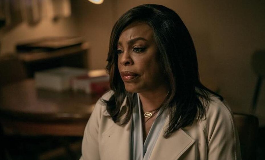 O episódio 7 da série "Grotesquerie", da FX, trouxe uma reviravolta surpreendente que tem gerado bastante discussão entre os espectadores. Este episódio, exibido no dia 16 de outubro de 2024, revelou que a narrativa vista até então estava acontecendo na mente da protagonista Lois Tryon, interpretada por Niecy Nash. A verdadeira realidade é que quem está em coma é Lois, não seu marido Marshall, como todos pensavam. Riscos e Inovações: A Dupla Ryan Murphy e John Landgraf