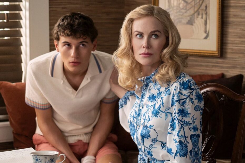 "The Perfect Couple", minissérie disponível na Netflix, está conquistando a audiência e consolidando seu sucesso mais de um mês após sua estreia em 5 de setembro de 2024. De acordo com o relatório da Nielsen, a série, que conta com os talentos de Nicole Kidman e Liev Schreiber, foi a mais assistida na semana de 9 a 15 de setembro. O interesse do público pela trama, que se baseia no livro de Elin Hilderbrand, é evidente, especialmente por conta do mistério que gira em torno do enredo. Sucesso de "The Perfect Couple" conquista os espectadores da Netflix
