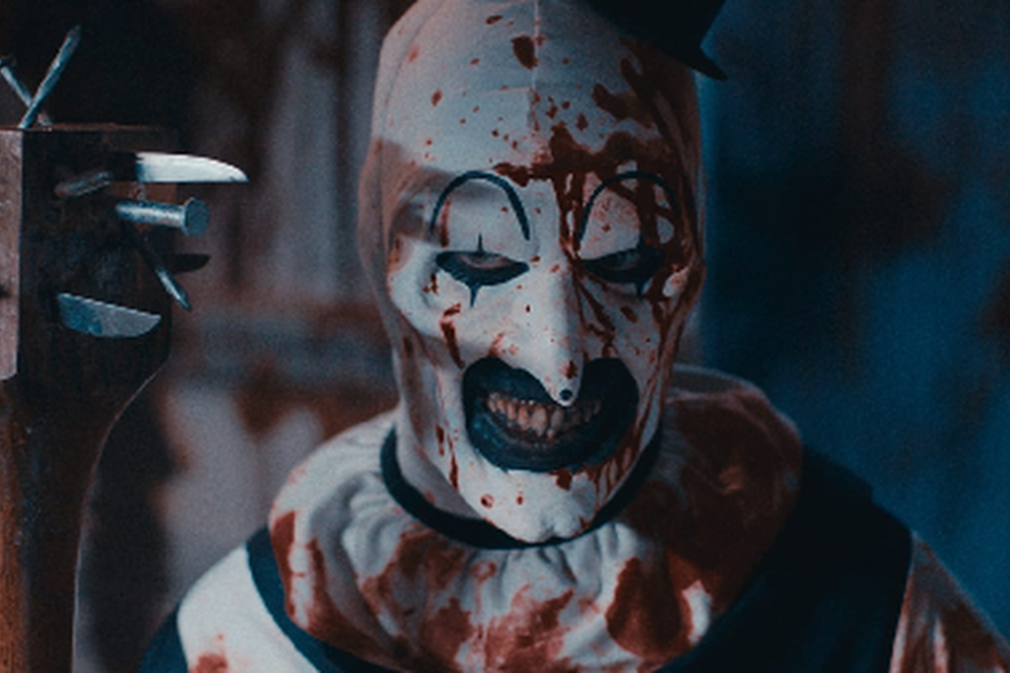 "Terrifier 3" vem quebrando recordes nas bilheteiras ao se tornar o filme sem classificação mais lucrativo da história, arrecadando mais de US$ 55 milhões em todo o mundo, incluindo os Estados Unidos e outros mercados internacionais. Este longa, que se destaca pela sua violência extrema, superou o anterior recordista, "Renaissance: A Film by Beyoncé", que havia arrecadado US$ 43 milhões sem classificação. Terrifier 3 é o longa não classificado mais lucrativo da história