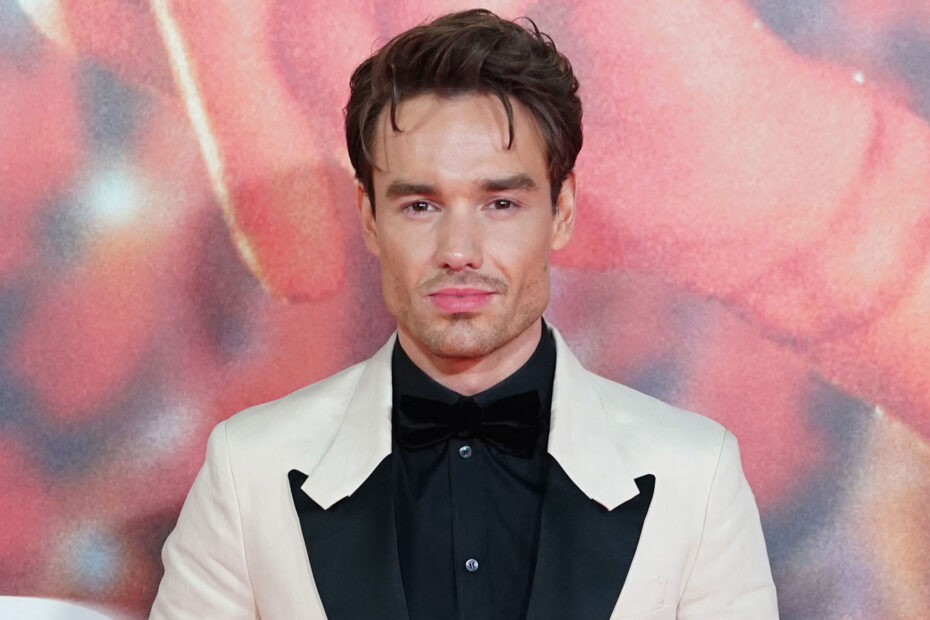 Liam Payne, conhecido como um dos membros fundadores da famosa boy band britânico-irlandesa One Direction, faleceu aos 31 anos em Buenos Aires, Argentina. O incidente ocorreu na quarta-feira, quando ele caiu do terceiro andar de um hotel. Informações indicam que a polícia foi chamada ao local devido a comportamentos agressivos, possivelmente relacionados ao uso de substâncias. Tragédia na Música: Morte de Liam Payne aos 31 Anos