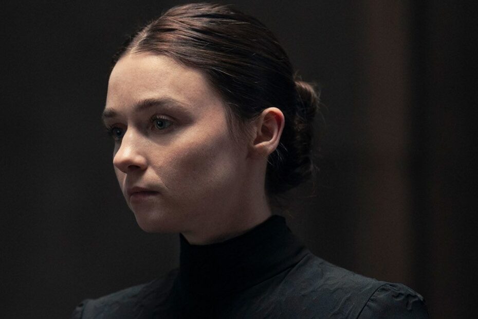 Dune: Prophecy é uma série prequela que expande o universo criado por Frank Herbert. Prevista para estrear no dia 17 de novembro de 2024, a produção está sendo realizada pela Max e foi anteriormente conhecida como Dune: The Sisterhood. A trama da série se passa cerca de 10.000 anos antes dos eventos de Dune e se concentra na ascensão da Bene Gesserit, uma seita influente do universo Dune. Tudo Sobre a Nova Série Prequel de Duna