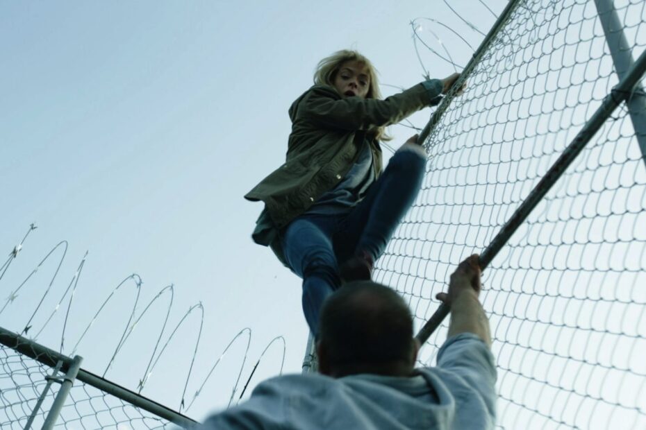 A produtora The Asylum, famosa por seus filmes de terror e ficção científica como "Sharknado" e a série "Black Summer", firmou um novo acordo com a MEP Capital. Este acordo, que envolve a venda dos direitos de sua biblioteca contendo mais de 300 títulos, é visto como uma parceria estratégica para impulsionar a produção e distribuição da companhia. A Asylum fecha acordo para fortalecer seu catálogo de filmes