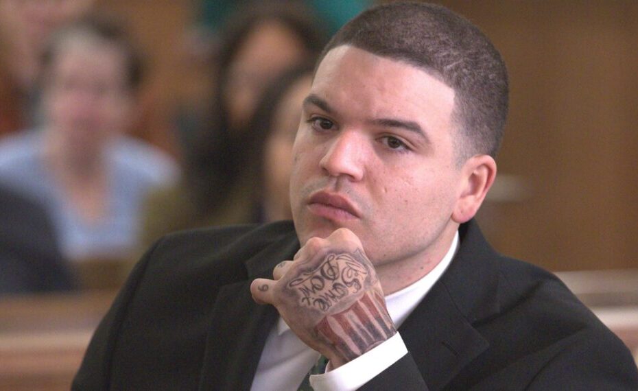 O episódio mais recente, intitulado "What’s Left Behind", da série "American Sports Story: Aaron Hernandez", mergulha nos momentos decisivos da vida do ex-jogador que impactaram sua trajetória, especialmente seu envolvimento com o assassinato de Odin Lloyd. Neste episódio, Aaron é levado preso em 2013, um ponto crítico na narrativa já conhecida pelos fãs e pelo público que acompanhou o caso. A Complexa Vida de Aaron Hernandez nas Palavras de Josh Rivera