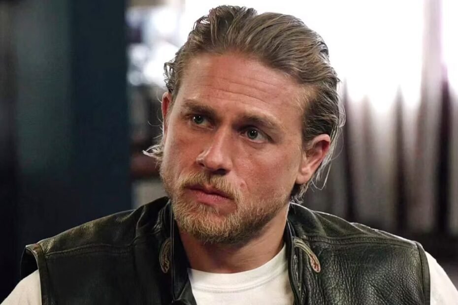 Charlie Hunnam se transforma em Ed Gein em nova temporada de Monster