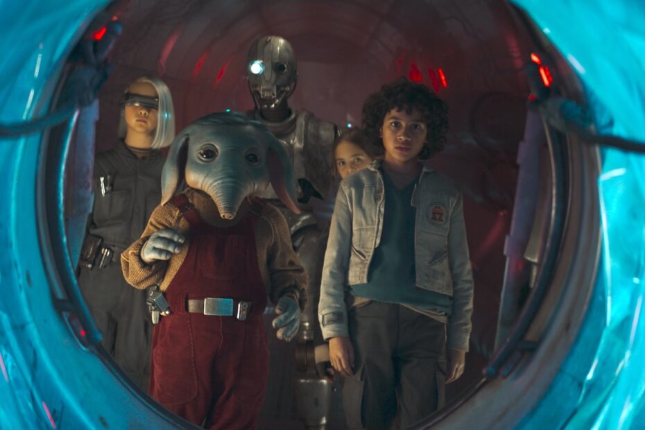A série "Skeleton Crew" da franquia Star Wars está prestes a estrear no Disney+, e sua equipe de jovens atores se preparou de maneira especial. Embora não tenham crescido assistindo clássicos como "Os Goonies" ou "E.T.", eles garantiram que essas referências dos anos 80 fossem parte de sua pesquisa antes de assumirem seus papéis. A série, que estreia no dia 3 de dezembro de 2024, com os dois primeiros episódios, foi criada pelo diretor Jon Watts e pelo roteirista Chris For, ambos conhecidos pelo trabalho em "Homem-Aranha: Sem Volta Para Casa". Crianças da Equipe Esqueleto se Preparam para sua Aventura Estilo Goonies de Star Wars, Atuando ao Lado de um Droid
