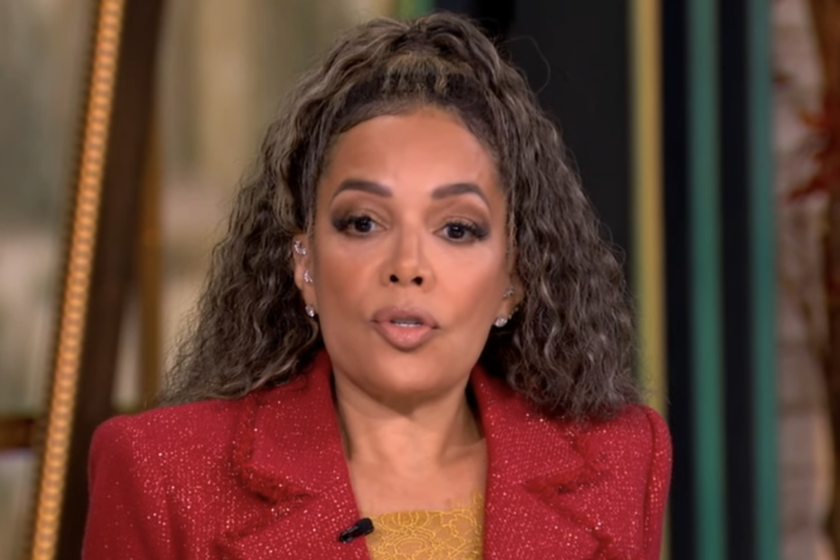 No episódio de segunda-feira do programa "The View", Sunny Hostin expressou sua crítica em relação ao tratamento que a imprensa tem dado a Donald Trump, referindo-se a um comportamento de "beijar a aliança". Essa discussão surgiu após os apresentadores de "Morning Joe", Joe Scarborough e Mika Brzezinski, anunciarem que se encontraram com Trump em Mar-a-Lago, na sexta-feira, em uma tentativa de reatar a comunicação com ele. Críticas e Encontros: O Jogo Político na Mídia Atual