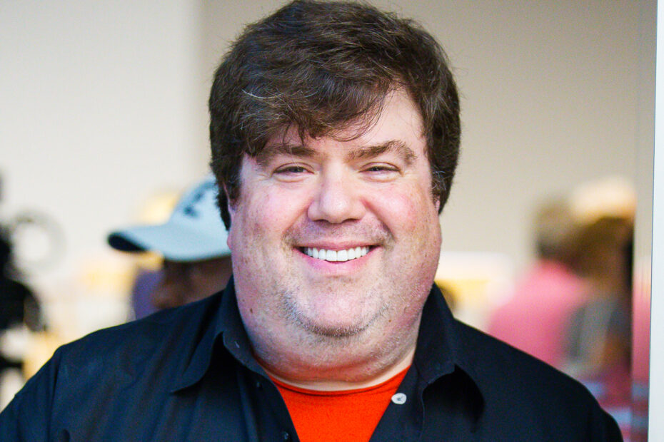 Dan Schneider, ex-produtor da Nickelodeon, obteve permissão para prosseguir com um processo de difamação contra a série limitada "Quiet On Set", que estreou em março de 2024. A decisão foi proferida por um juiz da Corte Superior de Los Angeles, que negou um pedido da Warner Bros Discovery e da Maxine Productions para arquivar a ação. Dan Schneider Pode Prosseguir com Processo por Difamação