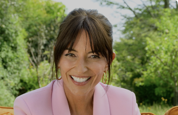 Davina McCall enfrenta batalha após cirurgia cerebral