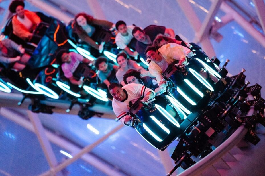 Um dos grandes desafios enfrentados pelos parques temáticos da Disney e da Universal é a dificuldade em acomodar todos os visitantes, especialmente aqueles que não se enquadram nos padrões de peso das atrações. Embora não haja regras obrigatórias que forcem alguém a aproveitar uma atração após entrar na fila, é raro ver visitantes desistirem antes de chegarem à área de embarque. Muitas vezes, essa desistência ocorre quando pais não conseguem convencer seus filhos a experimentarem um brinquedo que pode ser um pouco assustador. Desafios das Filas: Atraindo os Visitantes em Parques Temáticos