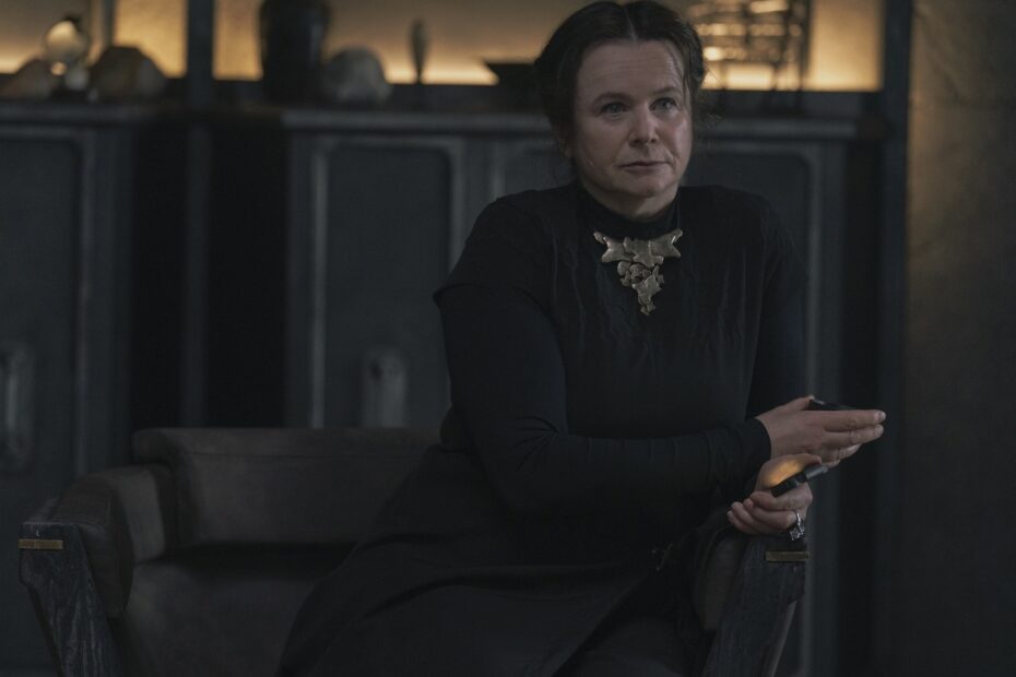 "Dune: Prophecy" é uma nova série da HBO que parece ter como objetivo capitalizar o sucesso da adaptação de "Duna", de Denis Villeneuve. Porém, essa tentativa se revela uma imitação sem brilho de "Game of Thrones". O que poderia ser uma exploração rica da complexa mitologia de "Duna" acaba se reduzindo a uma narrativa sem vida, carente do mesmo impacto que os filmes proporcionaram. Duna: A Futilidade de um Drama sem Vida e Sem Emoção