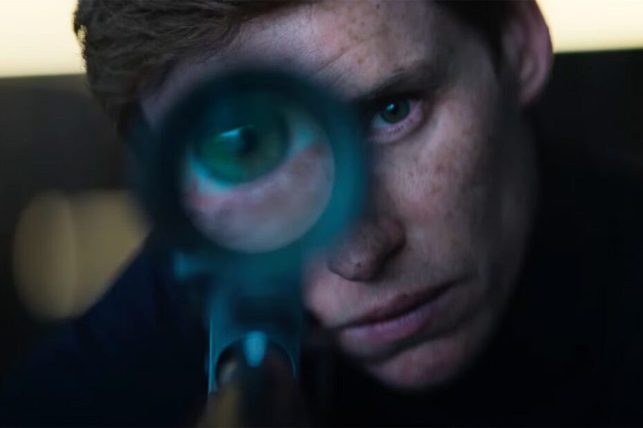 Eddie Redmayne encontrou uma inspiração inusitada para seu papel como o Jackal, um assassino solitário, na nova série de espionagem "The Day of the Jackal", da Peacock. Em sua preparação para o personagem, que é uma figura enigmática e frequentemente disfarçada, ele recorreu à icônica figura da música David Bowie. Eddie Redmayne se inspira em David Bowie para novo papel
