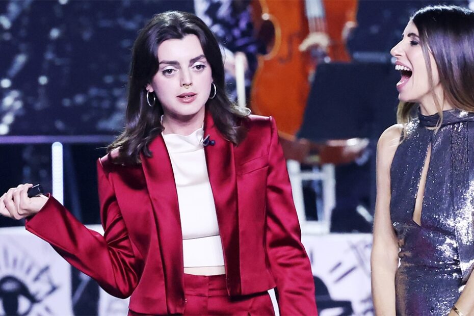 X Factor 2024 está prestes a chegar à sua grande final, marcada para quinta-feira, 5 de dezembro, que será realizada pela primeira vez ao vivo em uma praça pública, especificamente na Piazza del Plebiscito em Nápoles. Entretanto, um evento inesperado na semifinal, realizada em 28 de novembro, agitou a competição: a eliminação da artista Francamente, considerada uma das favoritas para o título. Eliminação de favorita gera debate sobre diversidade na música