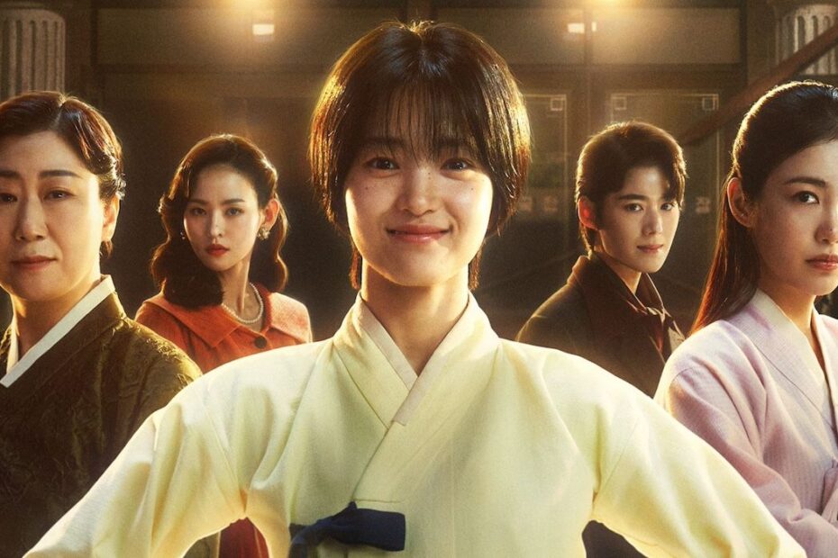 O novo drama sul-coreano "Jeongnyeon: The Star is Born" é um dos títulos mais assistidos na plataforma Disney+, alcançando enorme popularidade logo após seu lançamento. A série é ambientada na década de 1950 e gira em torno de uma jovem com talento para cantar, que enfrenta a desaprovação severa de sua mãe. "Jeongnyeon: O Sucesso da Nova Estrela do Disney+"