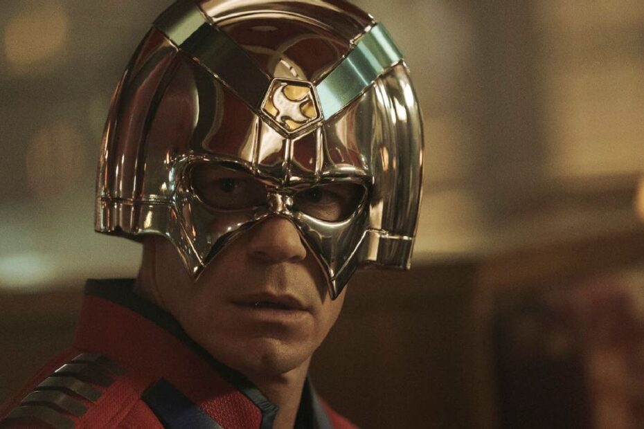 John Cena está de volta como Christopher Smith, também conhecido como Peacemaker, na primeira filmagem da segunda temporada da série. As novas imagens revelam o icônico traje de super-herói do personagem, prometendo trazer mais ação e aventura aos fãs. "John Cena Retorna em Novo Trecho da 2ª Temporada de Peacemaker"