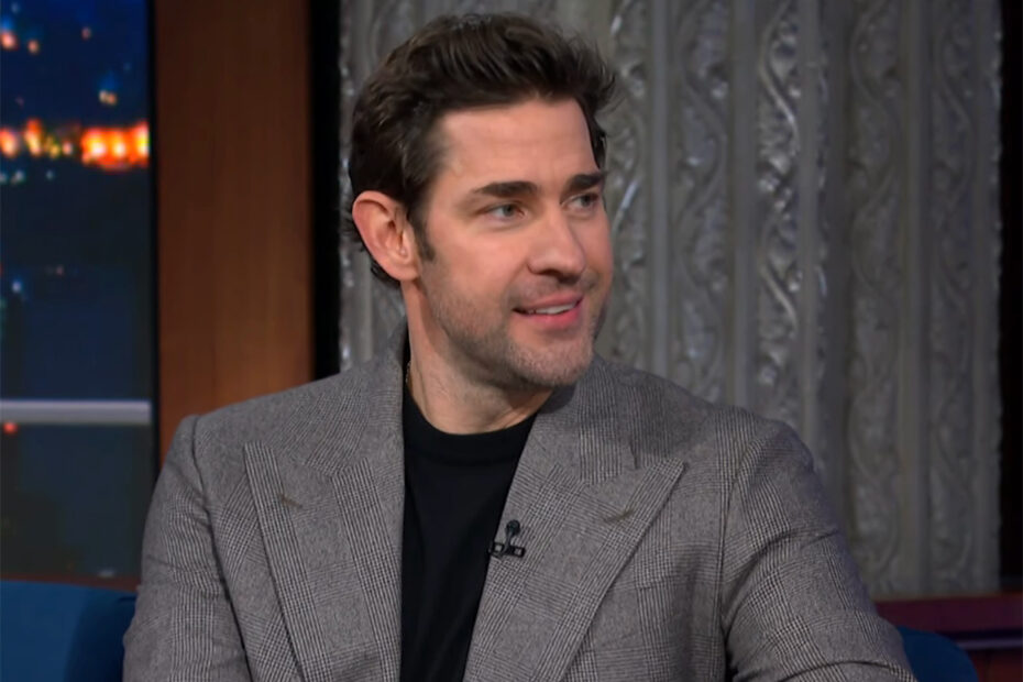 John Krasinski, o ator conhecido por seu papel como Jim Halpert na série "The Office", foi anunciado como o "Homem Mais Sexy do Mundo" de 2024. Essa honra, concedida anualmente pela revista "People", destaca a combinação do charme e talento de Krasinski, que se tornou um ícone tanto na comédia quanto na ação. John Krasinski brilha como o homem mais sexy de 2024