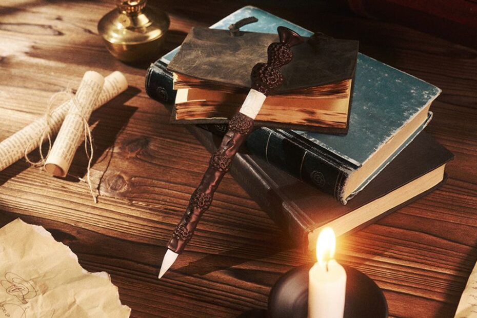 A Casetify acaba de lançar uma nova coleção de acessórios tecnológicos inspirados no universo de Harry Potter, que promete encantar os fãs do bruxo mais famoso do mundo. Os produtos, que incluem capas de iPhone e Android, têm como destaque um estojo para Apple Pencil em forma da famosa Varinha das Varinhas, um suporte grip com selos de cera de Hogwarts, uma pulseira de metal encantada e uma variedade de capas de telefone representando cada casa de Hogwarts. Mágica e Estilo: A Nova Coleção da Casetify e Harry Potter