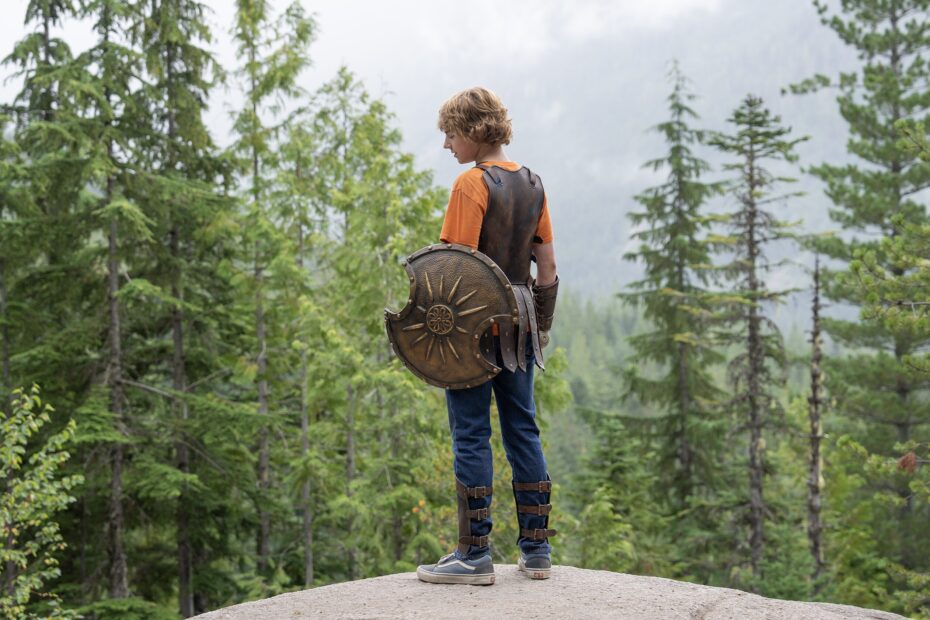 A série "Percy Jackson e os Olimpianos" foi renovada para sua segunda temporada, que será baseada no segundo livro da franquia, "O Mar de Monstros". A estreia está prevista para 2025, conforme anunciado durante o D23 2024. A produção já começou em Vancouver e há mais de uma semana de filmagens concluídas. Mistérios e Novidades da 2ª Temporada de Percy Jackson
