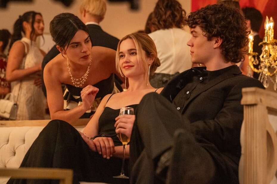 A série "Cruel Intentions" estreou no Prime Video no dia 21 de novembro de 2024, trazendo uma nova interpretação do aclamado filme de 1999, que contava com Sarah Michelle Gellar, Ryan Phillippe e Reese Witherspoon. Agora, a trama se desenrola na Manchester College, nos arredores de Washington, D.C. Mudança de cenário em "Cruel Intentions" EPs - Explicação e avaliação da estreia da série