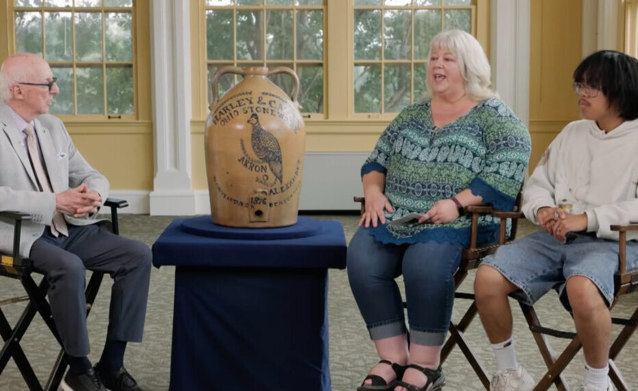 O programa "Antiques Roadshow", exibido na PBS, apresentou uma história emocionante em um de seus episódios mais recentes. No dia 18 de novembro de 2024, foi feita uma atualização sobre um episódio de 2004, onde um convidado chamado Tom trouxe um cooler de pedra para avaliação. Naquela ocasião, o especialista em antiguidades Allan Katz estimou o valor do objeto entre 65 mil e 85 mil dólares. O Legado Emocional de um Tesouro de Cerâmica Vente Anos Depois