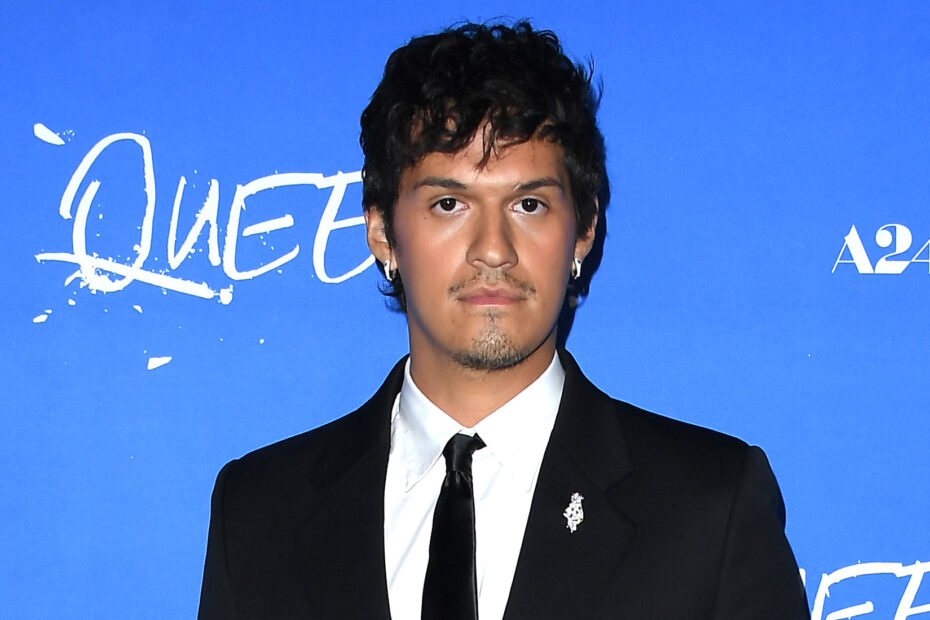 Omar Apollo, conhecido por sua carreira na música, faz sua estreia como ator no filme "Queer", uma adaptação do livro de William S. Burroughs. O longa-metragem, dirigido por Luca Guadagnino, teve sua estreia em Los Angeles em 13 de novembro de 2024. Na trama, o personagem Lee, interpretado por Daniel Craig, é um fugitivo de uma batida policial em Nova Orleans que se muda para o México na década de 1940, onde se envolve romanticamente com Allerton, um jovem ex-militar americano, papel de Drew Starkey. Omar Apollo se inspira em clipes para estrear como ator