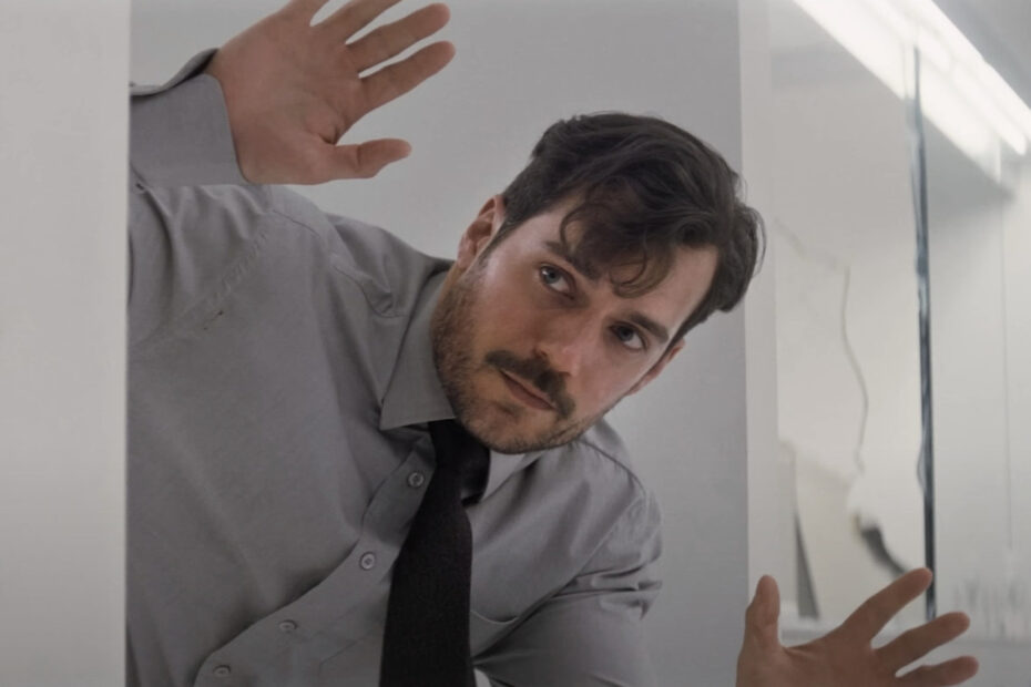 Henry Cavill, conhecido por seus papéis marcantes em produções cinematográficas como "Missão Impossível - Fallout" e "Homem de Aço", compartilha que seu filme favorito de todos os tempos é "Gladiador", lançado em 2000. Essa obra-prima de Ridley Scott também fez de Russell Crowe seu ator favorito, o que não é surpreendente, considerando que Cavill era apenas um adolescente de 16 anos quando o filme estreou. Os Filmes e Atores que Henry Cavill Adora