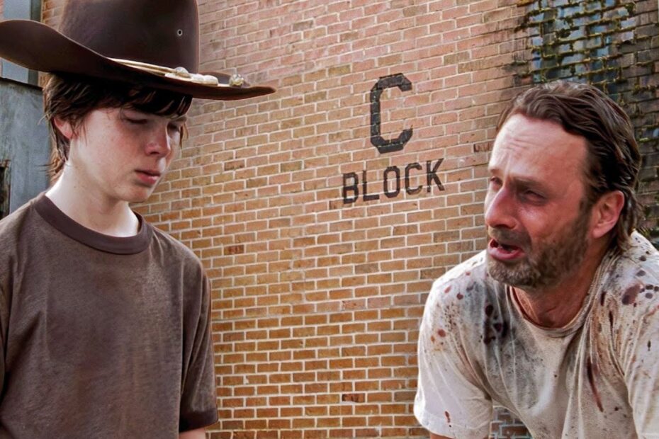 "The Walking Dead", uma série reconhecida por sua mistura de horror e drama, também oferece momentos hilários que quebram a tensão. Baseada na obra de Robert Kirkman, a série evoluiu ao longo dos anos, trazendo várias situações cômicas que contrastam com o cenário sombrio dos zumbis. Aqui estão dez momentos em que "The Walking Dead" se tornou uma comédia. Os Momentos Mais Engraçados de The Walking Dead