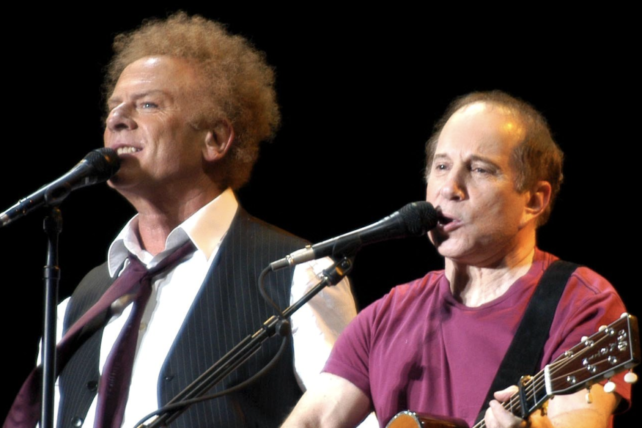 Reencontro emocionante de Garfunkel e Simon após 20 anos