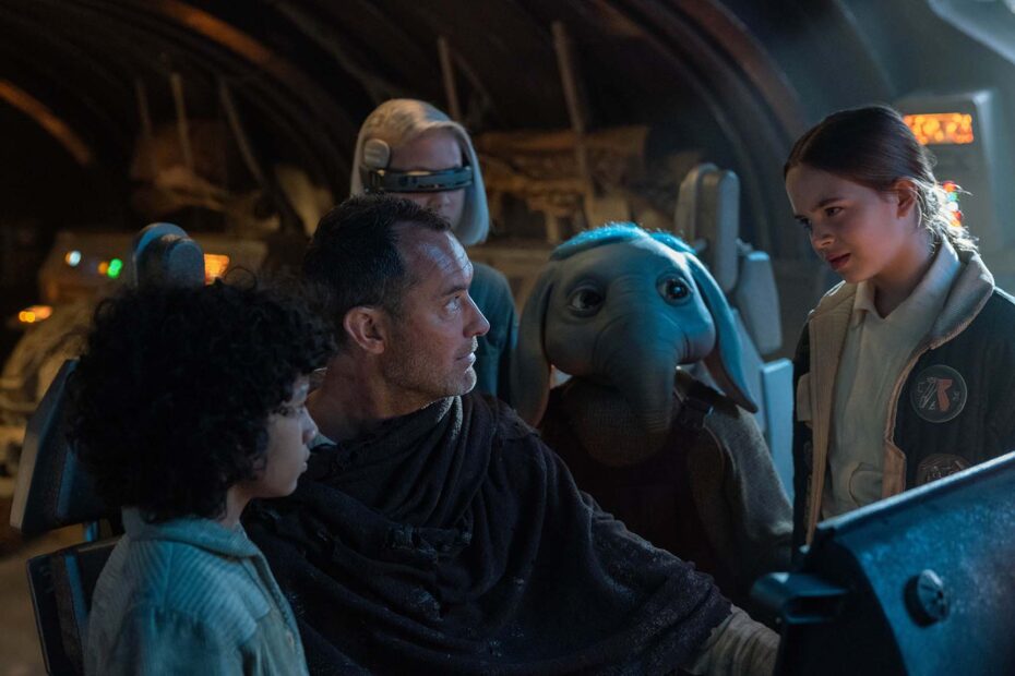 A série "Star Wars: Skeleton Crew" está prestes a estrear no Disney+, com a estreia marcada para segunda-feira, 2 de dezembro de 2024, às 21h ET. Um teaser lançado recentemente destaca fortemente a nostalgia que a série quer evocar, apelando ao público que cresceu com a franquia. "Star Wars: Skeleton Crew promete nostalgia e novas aventuras"