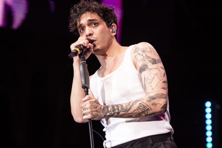 Tananai, o cantor conhecido por seus sucessos como "Storie Brevi" e "Tango", está se preparando para realizar uma nova turnê em 2024, chamada "Calmocobra Tour". O tour será sua oportunidade de apresentar ao público as músicas de seu mais recente álbum, "Calmocobra", que marca um momento significativo em sua carreira, sucedendo o aclamado álbum "Rave, eclissi". Tananai leva “Calmocobra” em turnê com duas datas em Assago