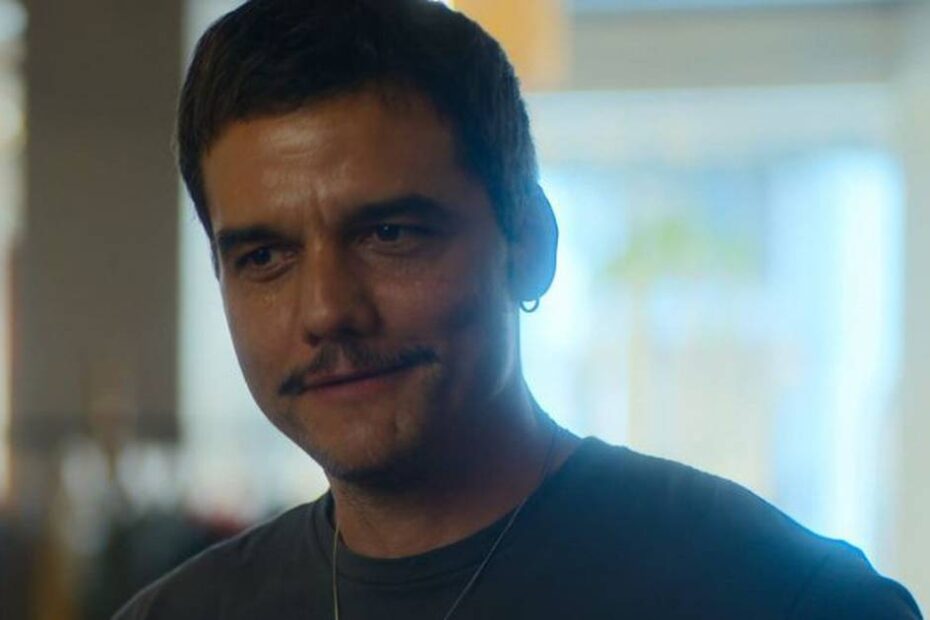 Wagner Moura, o renomado ator brasileiro, está se preparando para um novo desafio em sua carreira ao assumir a direção de uma comédia dramática intitulada "Last Night at the Lobster". O filme contará com a participação de Bryan Tyree Henry e Elisabeth Moss, além de Sofia Carson, conhecida por seu papel em "Continência ao Amor". Wagner Moura dirigirá Bryan Tyree Henry e Elisabeth Moss em filme