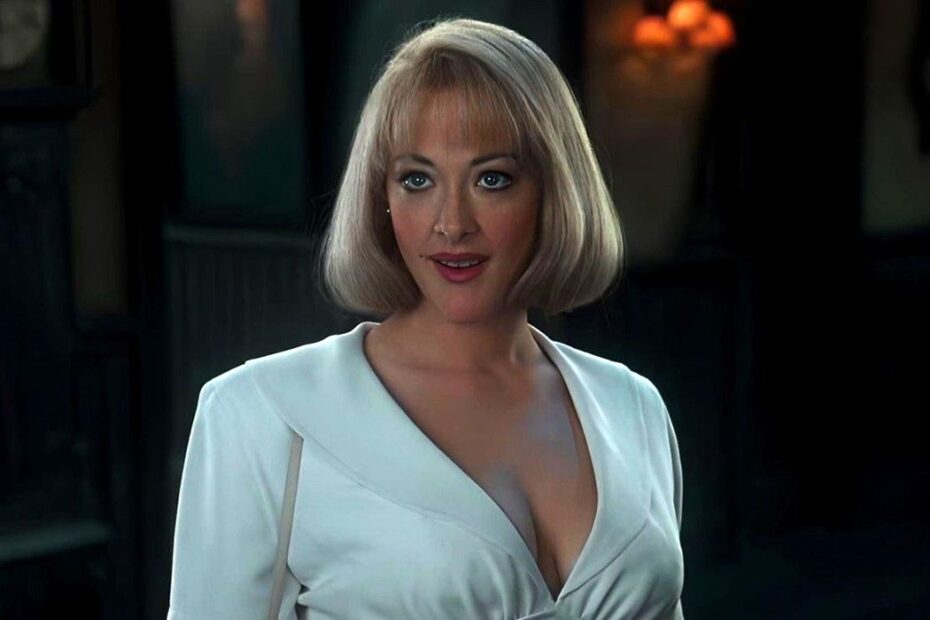 Em janeiro, o filme "Addams Family Values" estará disponível para streaming no Max. Lançado em 1993, esta sequência se destaca como um dos melhores filmes de comédia de todos os tempos, trazendo de volta a excêntrica e divertida família Addams. O filme é uma continuação do sucesso "The Addams Family", que estreou em 1991 e também foi dirigido por Barry Sonnenfeld. Addams Family Values: O Clássico Que Retorna ao Streaming