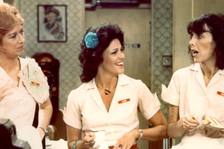 Linda Lavin, uma amada atriz e ícone da Broadway, faleceu aos 87 anos no dia 29 de dezembro. A notícia de sua morte, confirmada por sua assessoria, foi um choque para muitos, pois ela havia sido diagnosticada recentemente com câncer de pulmão e ainda estava ativamente trabalhando, promovendo a série “No Good Deed” da Netflix e filmando a nova comédia “Mid-Century Modern” da Hulu. Adeus a uma Estrela: A Legado de Linda Lavin na Broadway
