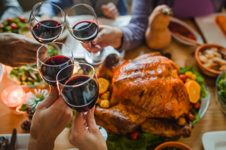 O Natal é uma época repleta de festas, comidas deliciosas e momentos de confraternização. Contudo, é comum que muitas pessoas fiquem preocupadas com o ganho de peso durante essa temporada de celebrações. A nutricionista Elena Casiraghi compartilhou algumas dicas valiosas para aproveitar as festividades sem acumular quilos extras. Celebre o Natal sem culpa: 5 dicas para manter o equilíbrio